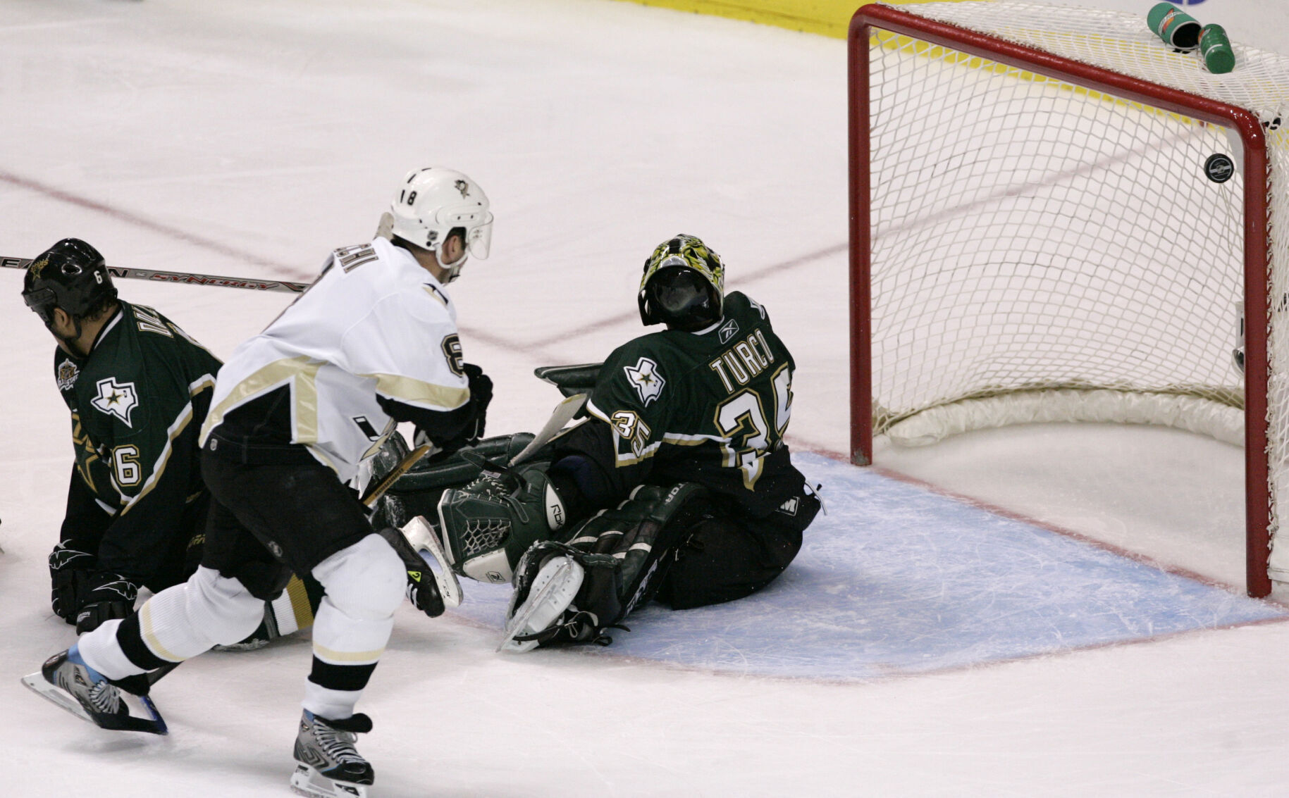 2007: Mark Recchi scores two goals, including the 500th of his career, in Penguins win